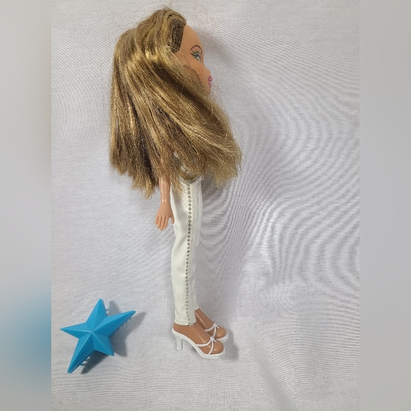 MGA Bratz Funk Out Fianna Doll - Picture 5 of 6